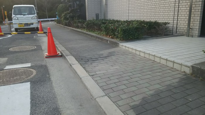 歩道のレンガ凹凸を補修