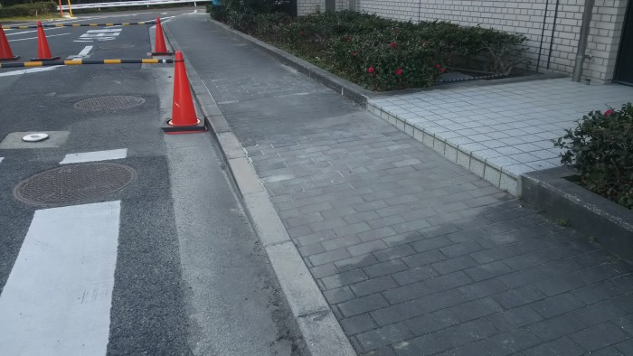 歩道のレンガ凹凸を補修