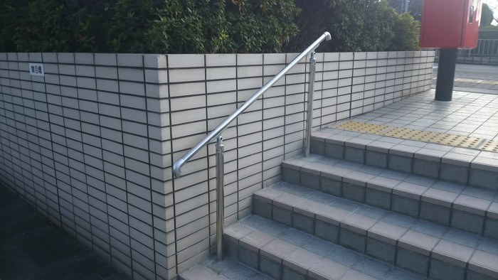 階段に手すりの取り付け