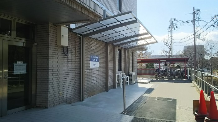 自転車置き場にルーフを取り付け