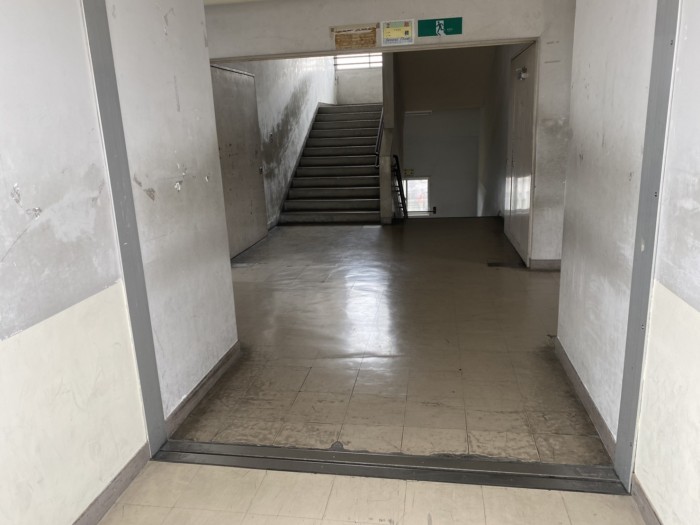 堺市中学校床Pタイル貼替え工事